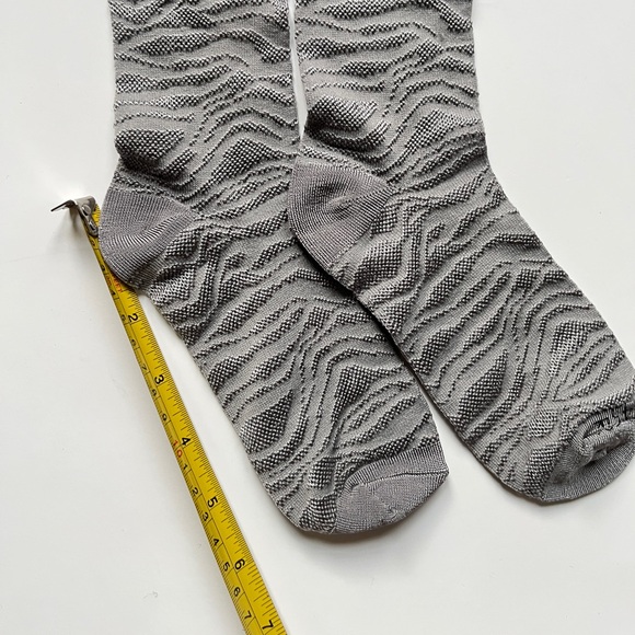 45r Gray Wave Pattern Socks - Picture 2 of 4